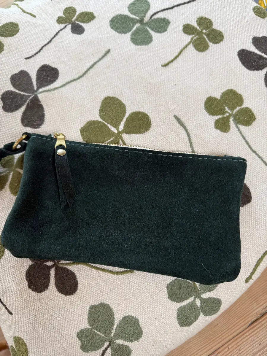Large forest green coin purse by LMOR Studio Cornwall, handmade leather detail close-up