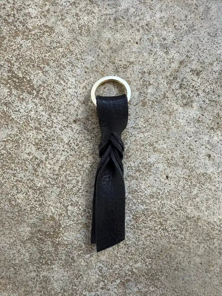 Twist Key Ring in black, handmade by LMOR Studio Cornwall, detailed close-up view